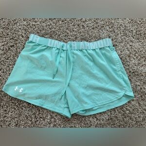 Women’s Under Armour Heat Gear Shorts- M